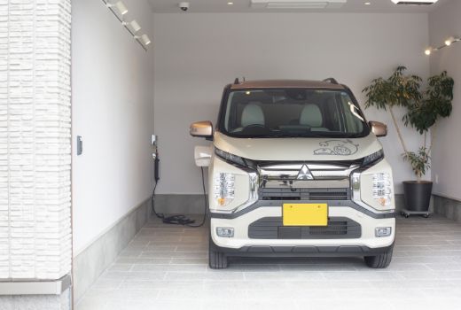 専用プラグを指すだけ!寝ている間に充電完了!